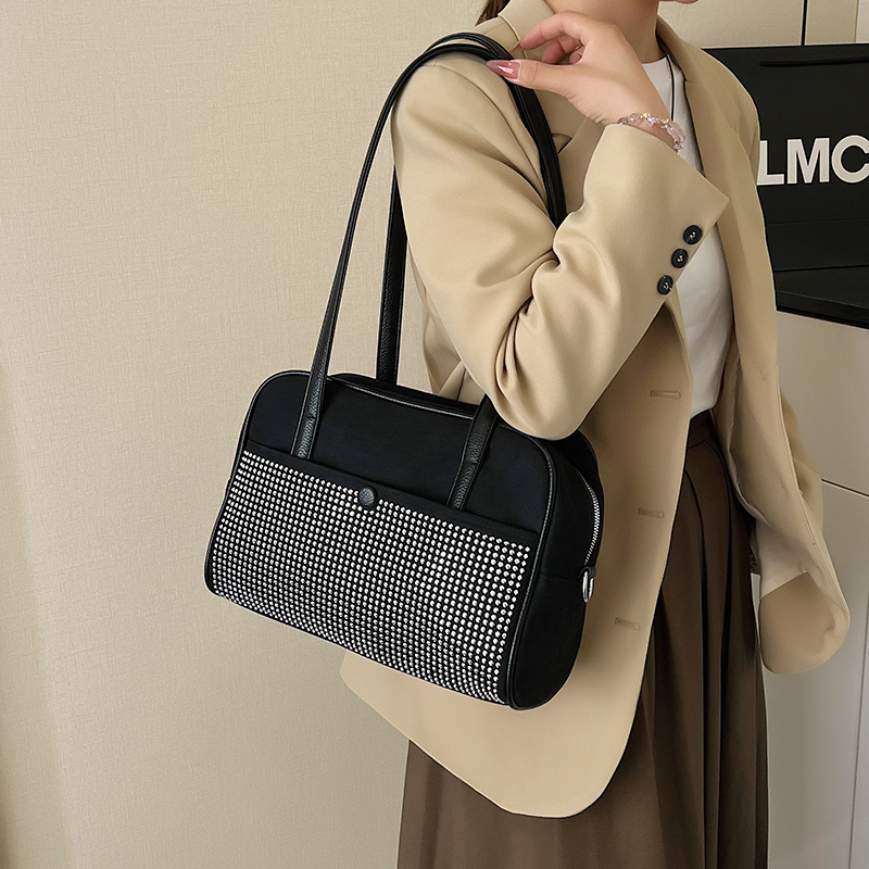 Interior Design News - Sac à bandoulière en strass pour